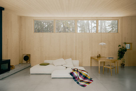 Maison du Lac Perdu: A Quiet Plateau House in Québec - 3