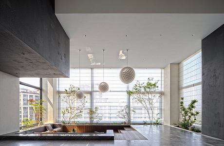 Weaving the Mood of Life Between Modernity and Nature