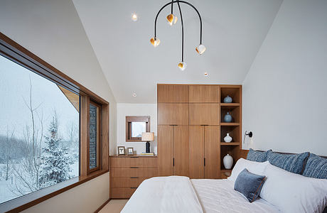 Casita: Compact Western Guest House Crafted for Deep Winter Stays