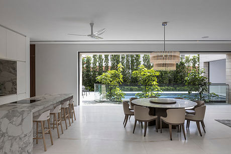 Open Courtyard House: Indoor-Outdoor Living Around a Pool and Garden - 4