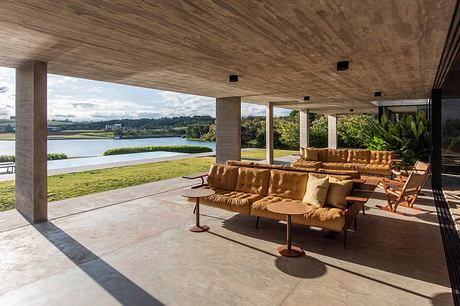 Paula House Uses Concrete Screens to Temper the Sunset - 3