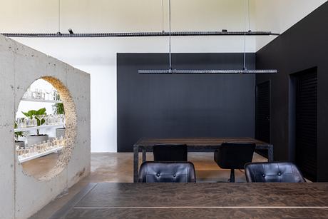 Casa Flairs: Brutalist Concrete Volumes Organize a Flexible Office - 5