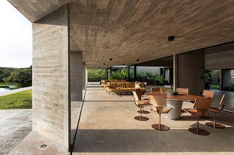 Paula House Uses Concrete Screens to Temper the Sunset - 4