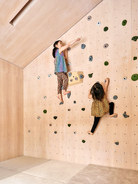 Staggered Cabin Uses Shed Roofs to Fit a Steep Mountain Site - 5