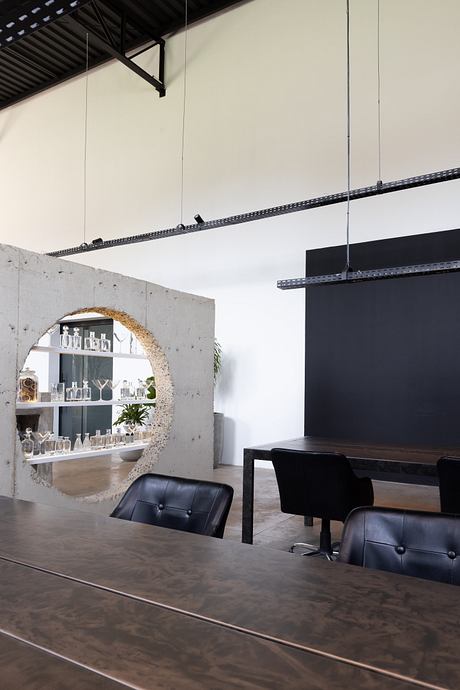 Casa Flairs: Brutalist Concrete Volumes Organize a Flexible Office - 6