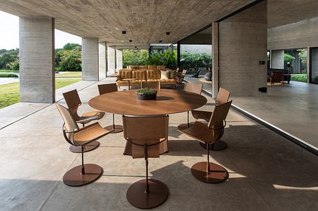 Paula House Uses Concrete Screens to Temper the Sunset - 5