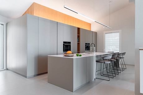 Baia del Silenzio House Recasts a 1970s Shell for Coastal Living - 5