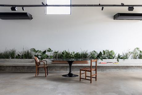 Casa Flairs: Brutalist Concrete Volumes Organize a Flexible Office - 7