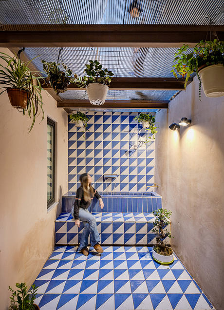 Mexico and “Vucciria”: Color-Rich Apartment Reinvents Family Living - 6