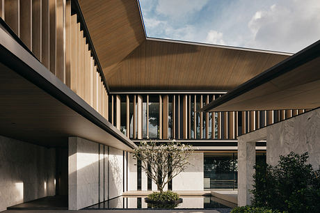 Plumeria Courtyard House: Rooflines Shape an Intimate Garden - 6