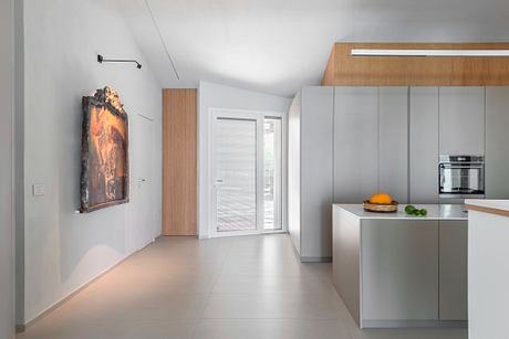 Baia del Silenzio House Recasts a 1970s Shell for Coastal Living - 6