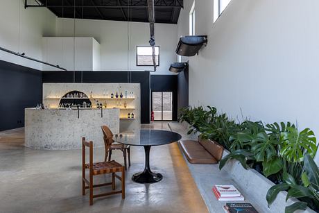 Casa Flairs: Brutalist Concrete Volumes Organize a Flexible Office - 8