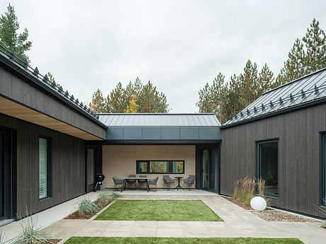 Pine Residences: Soft Minimal Interiors Immersed in Canadian Woods - 7