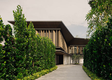 Plumeria Courtyard House: Rooflines Shape an Intimate Garden - 7