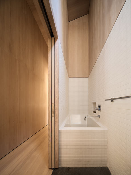 Staggered Cabin Uses Shed Roofs to Fit a Steep Mountain Site - 8