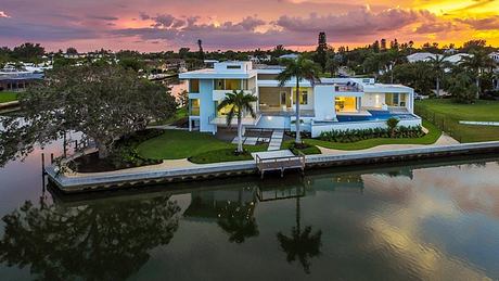 Compass Haus: Minimalist Waterfront House Shaped by Climate Rules - 8