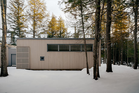 Maison du Lac Perdu: A Quiet Plateau House in Québec - 8