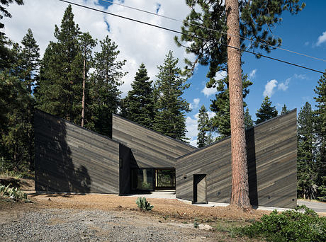 Staggered Cabin Uses Shed Roofs to Fit a Steep Mountain Site - 9