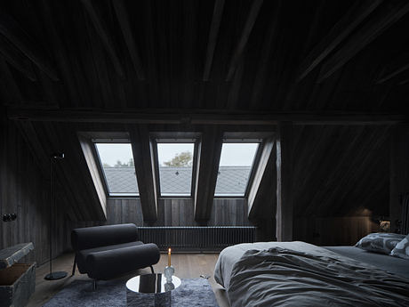 Cottage a Vysočina Recasts The Attic With Dark Timber - 7