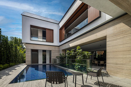 Open Courtyard House: Indoor-Outdoor Living Around a Pool and Garden - 6