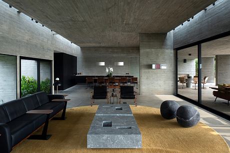 Paula House Uses Concrete Screens to Temper the Sunset - 8