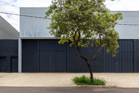 Casa Flairs: Brutalist Concrete Volumes Organize a Flexible Office - 11