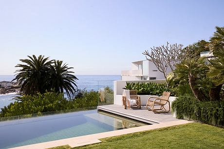 Emerald Sound: Tropical Glass House Overlooking Sydney’s Emerald Bay - 7