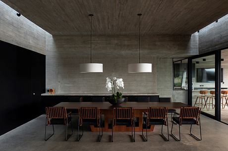 Paula House Uses Concrete Screens to Temper the Sunset - 9