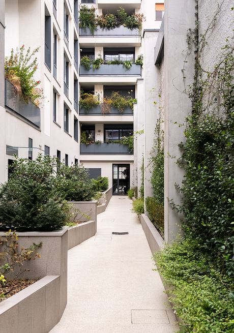 Urban Villa in Milan Balances Light, Warmth, and Height Inside - 9