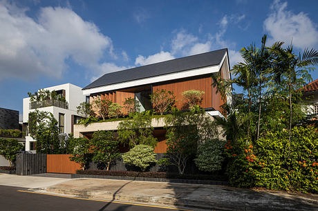 Open Courtyard House: Indoor-Outdoor Living Around a Pool and Garden - 7