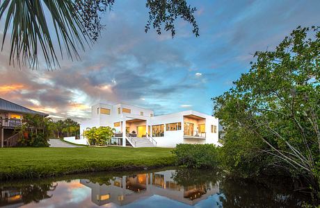 TreeTop House by SOLSTICE Planning and Architecture