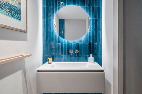 Baia del Silenzio House Recasts a 1970s Shell for Coastal Living - 10