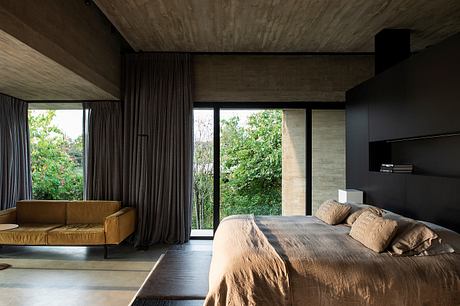 Paula House Uses Concrete Screens to Temper the Sunset - 11