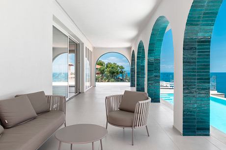 Baia del Silenzio House Recasts a 1970s Shell for Coastal Living - 11