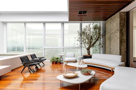 Penthouse with 360° Ocean Views: Light-Filled Brazilian Retreat - 10