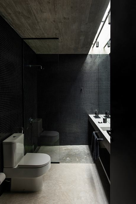 Paula House Uses Concrete Screens to Temper the Sunset - 13