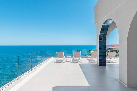 Baia del Silenzio House Recasts a 1970s Shell for Coastal Living - 12