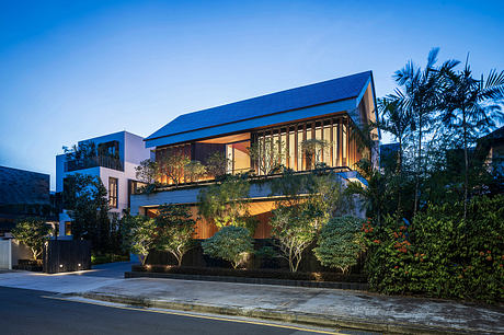 Open Courtyard House: Indoor-Outdoor Living Around a Pool and Garden - 8