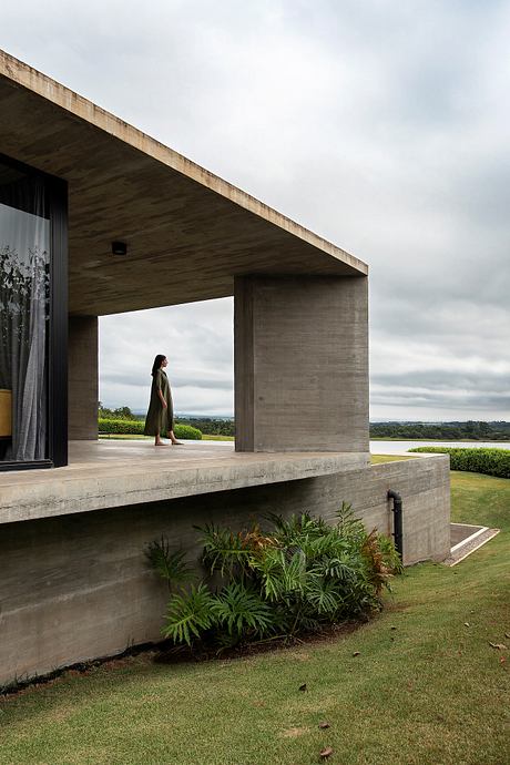 Paula House Uses Concrete Screens to Temper the Sunset - 14