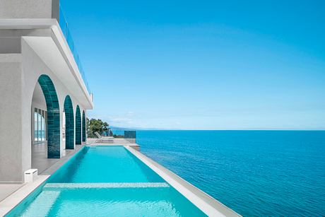 Baia del Silenzio House Recasts a 1970s Shell for Coastal Living - 13