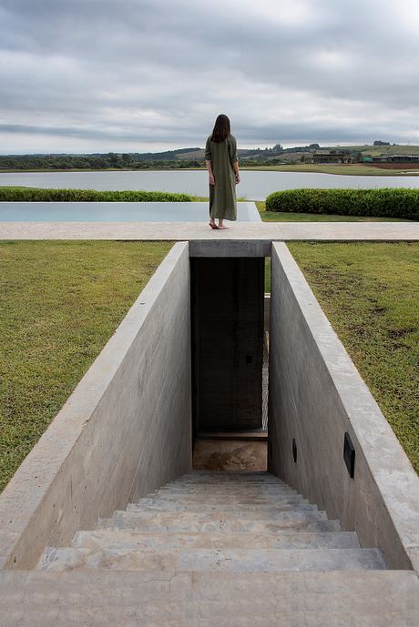 Paula House Uses Concrete Screens to Temper the Sunset - 15