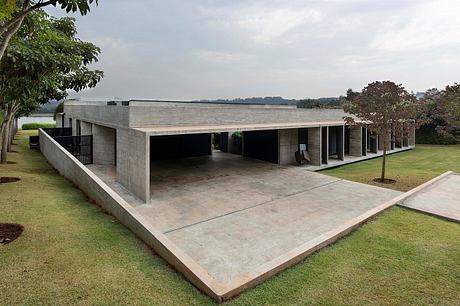 Paula House Uses Concrete Screens to Temper the Sunset - 18