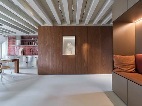 Ca’ Nichetto Frames Venetian Memory in a Two-Level Apartment - 5