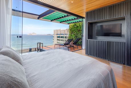 Arpoador Triplex Extends the Living Room to the Balcony | HomeAdore